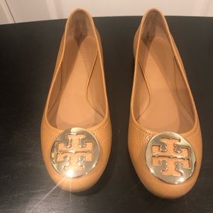 Tory Burch Reva flat in beige and gold